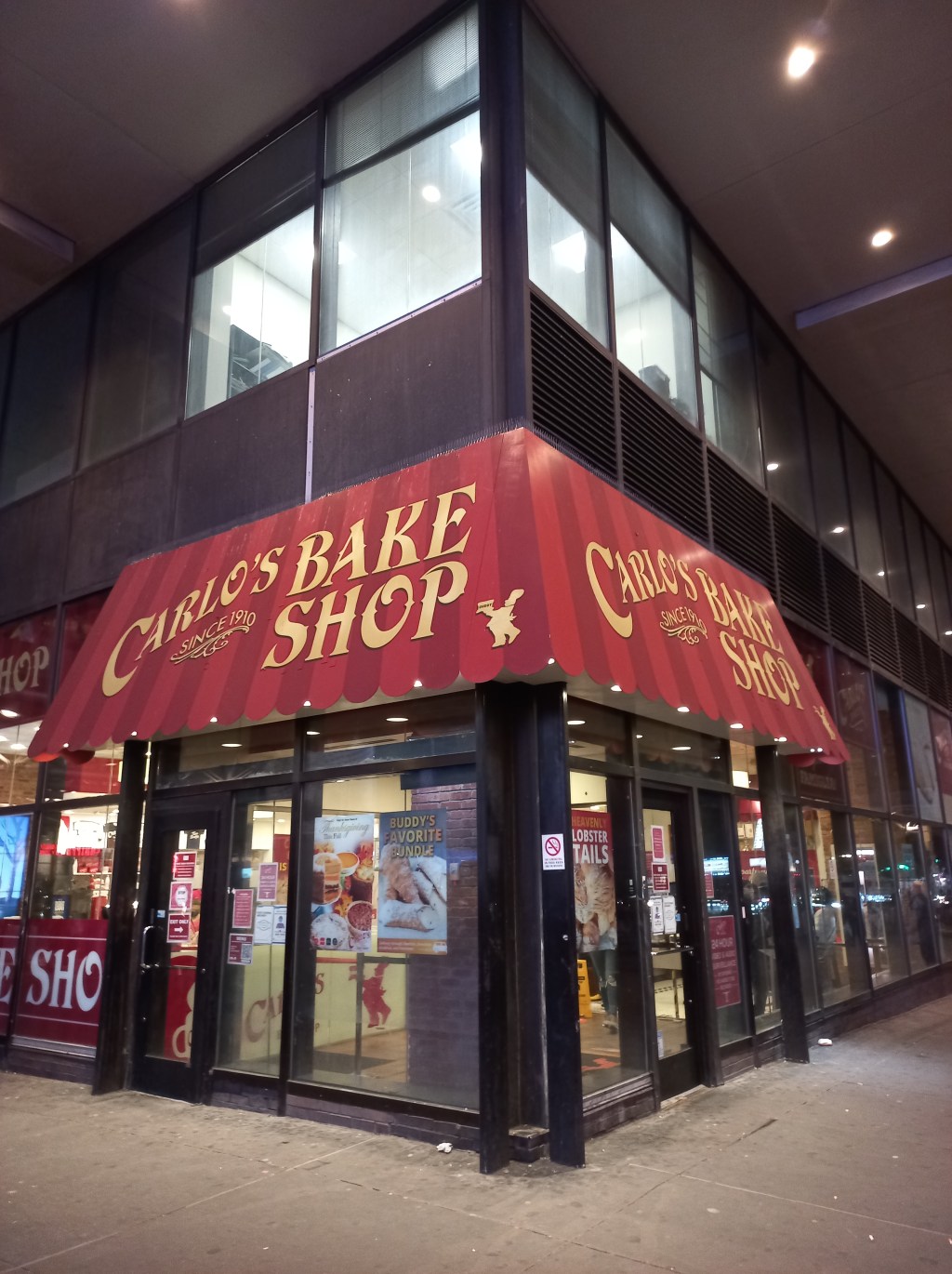 Probando los famosos postres de Carlos’s bake shop